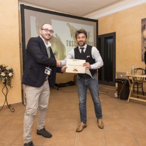 Niccolò Caselli dell'Area Commerciale di S&NT viene premiato da Simone Terreni